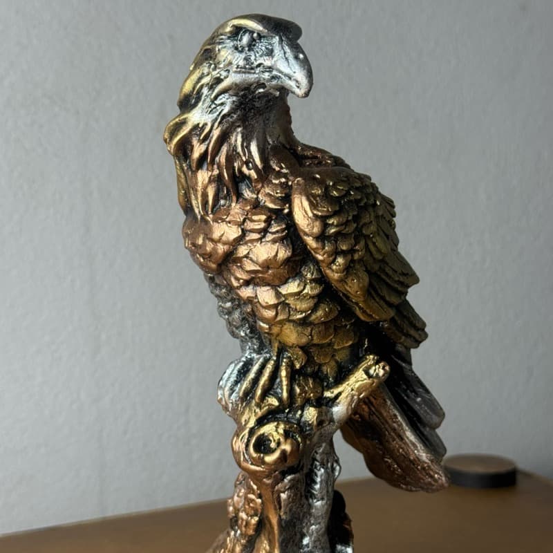 Escultura estatua Decorativa de Águia Gavião Falcão Força Poder Elegância Ambiente Sala Decoração
