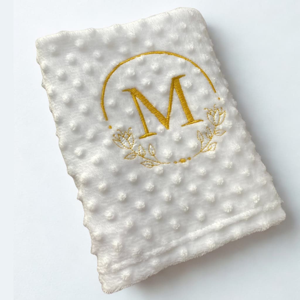 Manta Cobertor Bebê RN Personalizado com Inicial Letra Dourada Bordado Mantinha Menino Menina