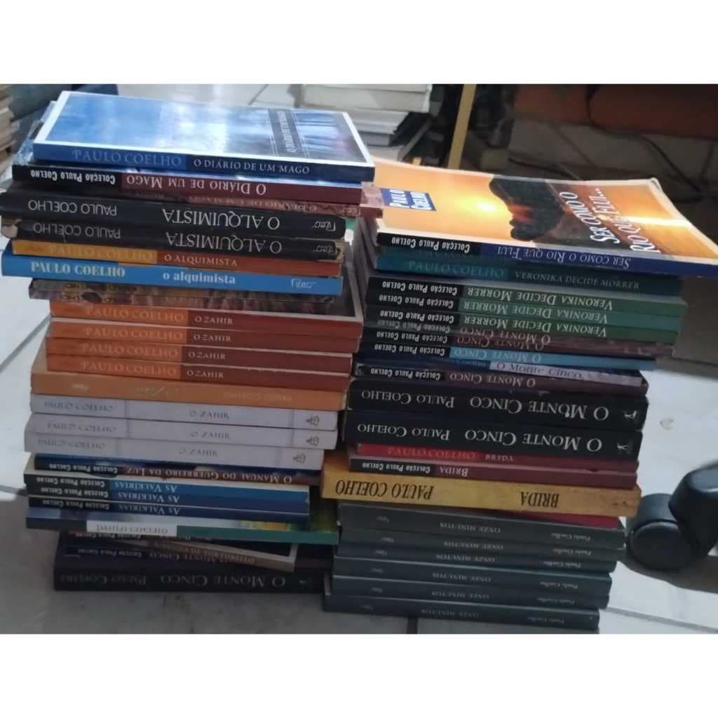 Livros de Paulo Coelho:  O alquimista, O diário de um mago, O monte cinco, As Valkírias, Brida....