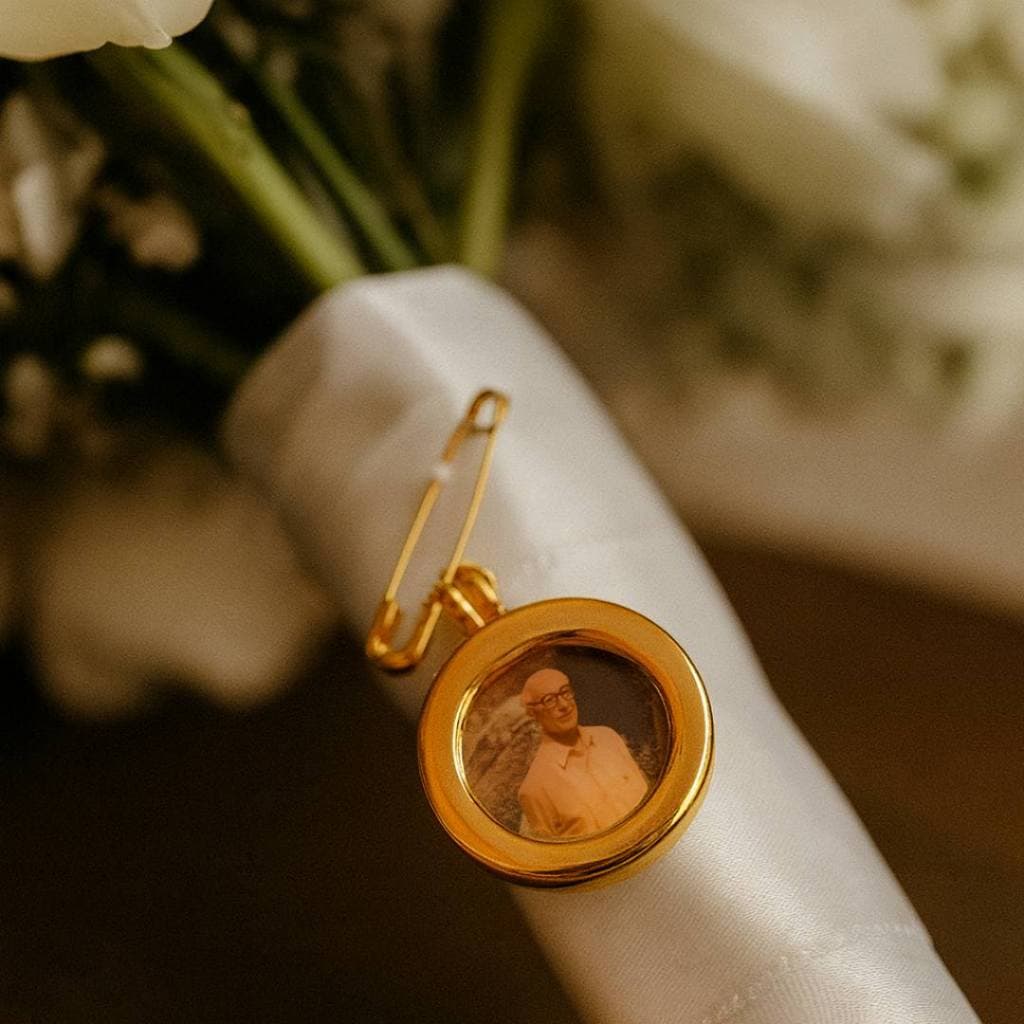 Relicário em Broche Com Foto para Casamentos Pingente de Homenagem para Buquê ou Terno Lapela