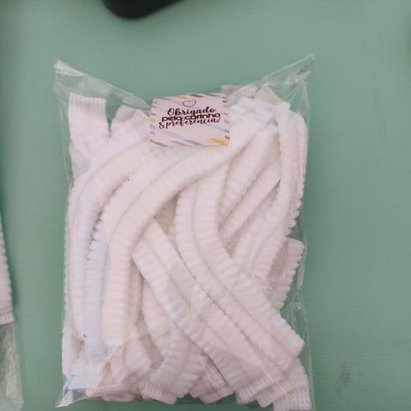 Toucas descartáveis,brancas uso individual, pacote com 20 unidades.