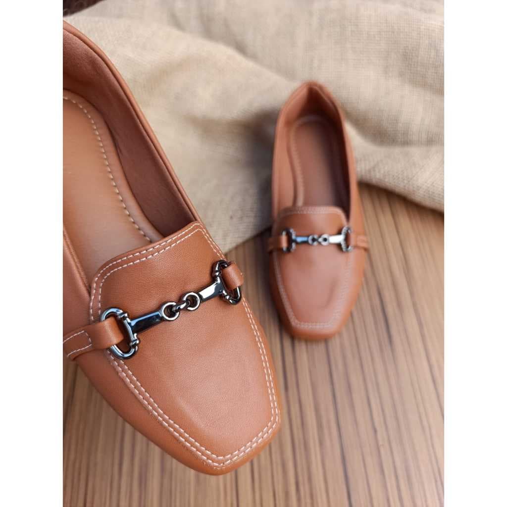 Mocassim Feminino Clássico Caramelo com Fivela – Confortável e Elegante