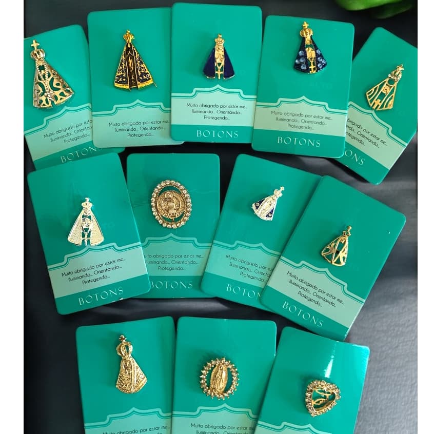 Boton Nossa Senhora de Aparecida São Bento e Nossa Senhora de Guadalupe Dourado com Pedras Diversos Modelos