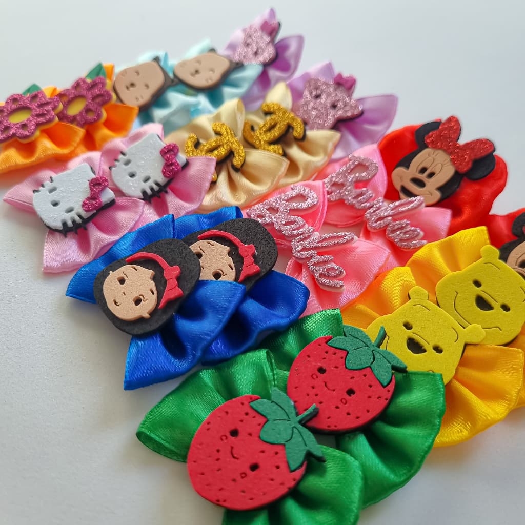 Kit 20 Laços Pet M  Fêmea Luxo | Temas Lindos e Exclusivos | Ideal para Banho & Tosa e Uso Diário