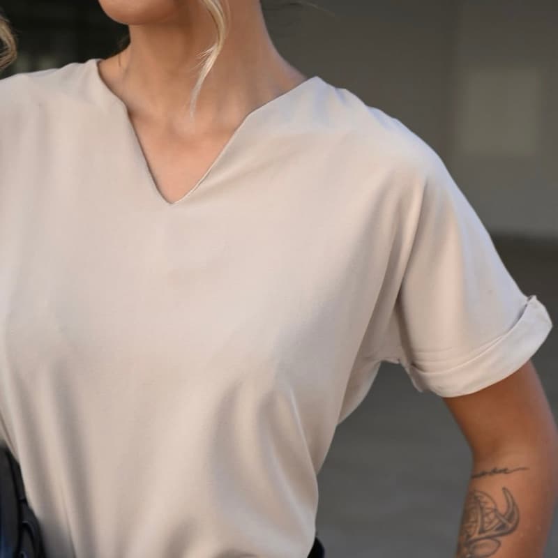 Blusa Feminina Moda Evangeliva Social Tendência Detalhe em V Manga Dobrada Estilosa Promoção