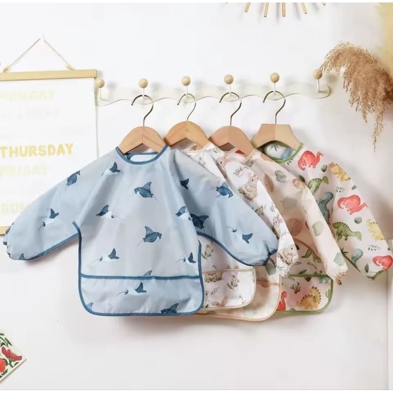 Babador/ Avental Manga Longa Impermeável com Cata Migalhas e Fechamento em Velcro - 9 meses a 4 anos