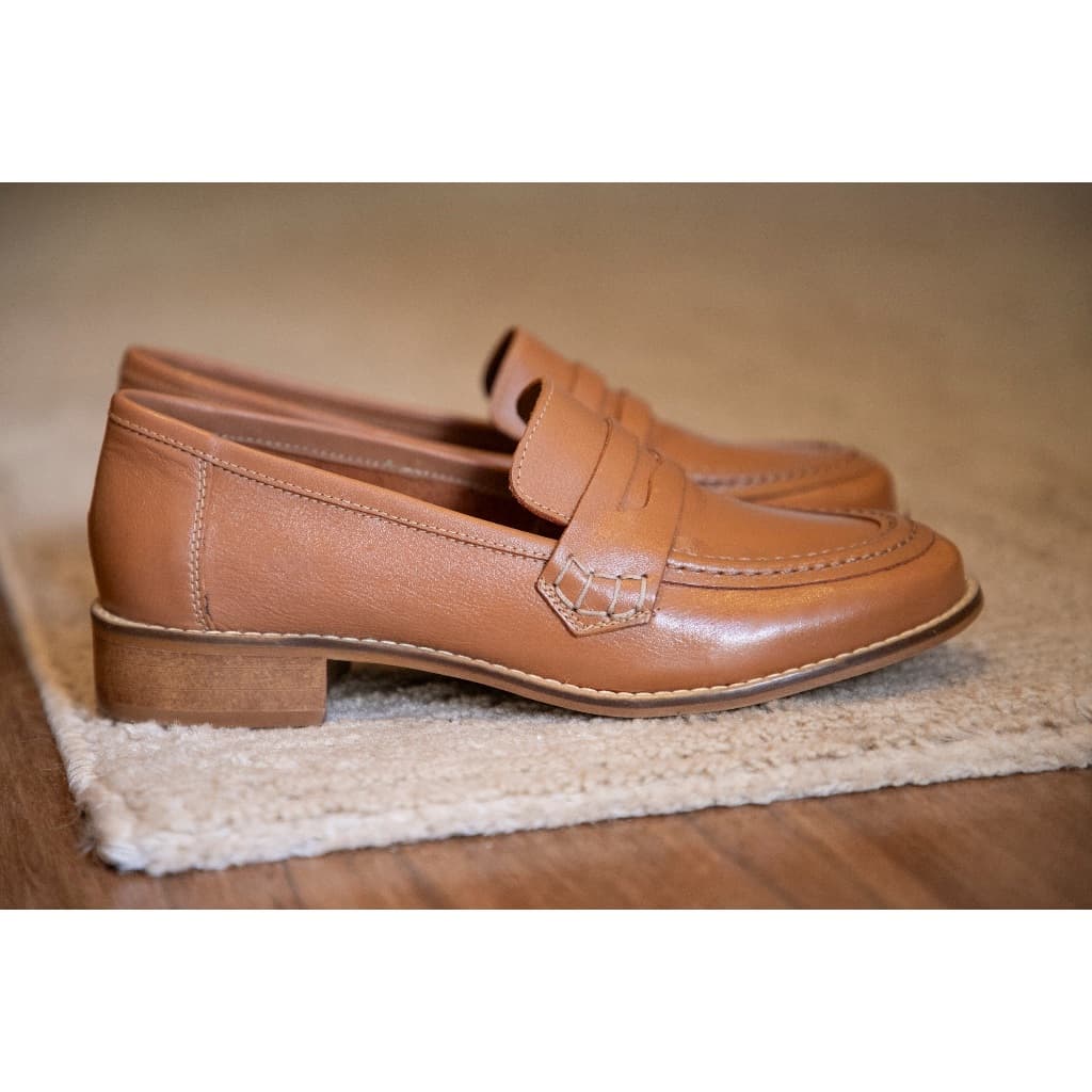 Mocassim Clássico Casual Feminino em Couro Legitimo Confortável cor Caramelo e Prata velha Gravata Social