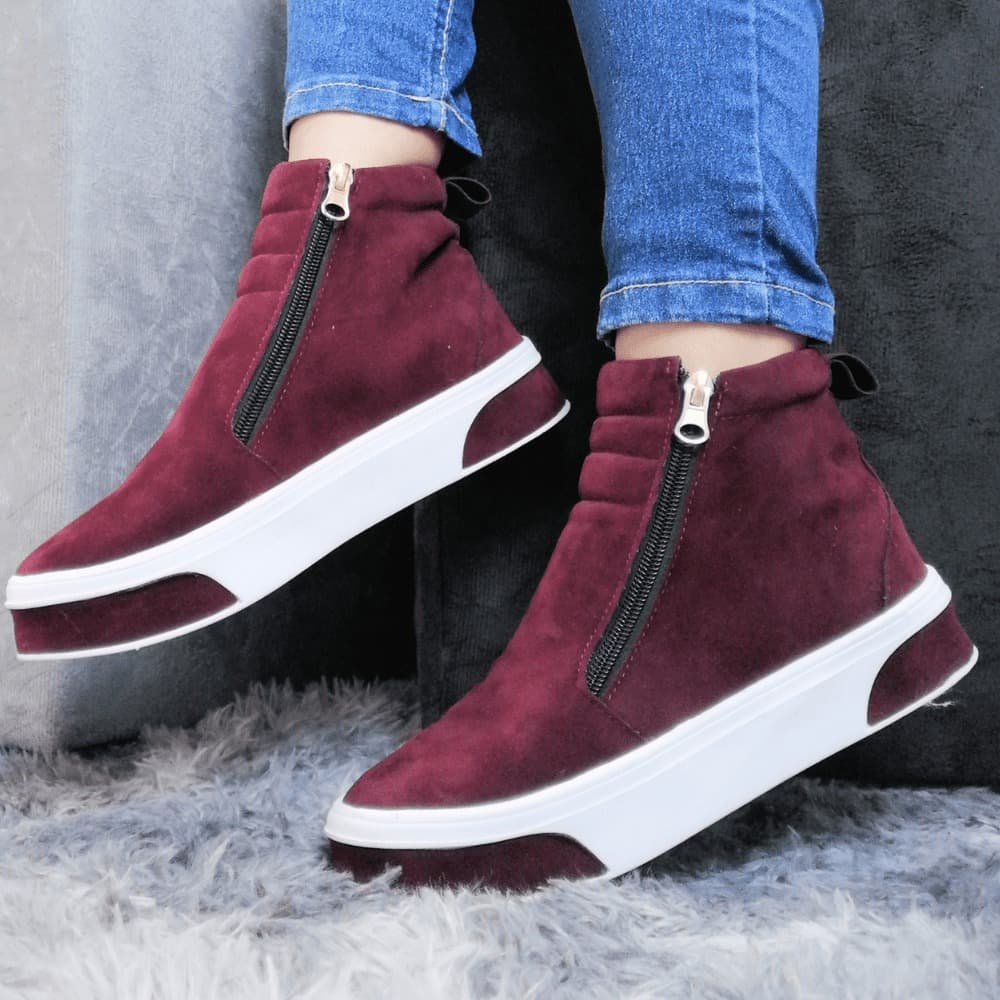 Botinha Feminina em Couro Camurça Preto com Zíper Lateral –