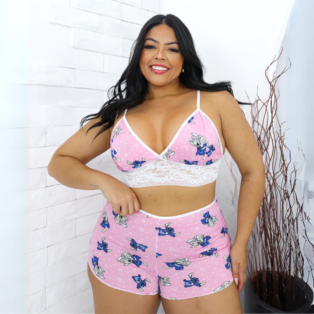 Pijama Plus Size Personagens Suede Estampado com Detalhes de Renda Baby Doll Plus