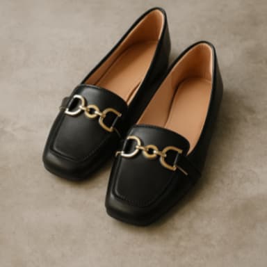Mocassim feminino sintético casual elegante com bridão dourado, bico quadrado e palmilha comfort