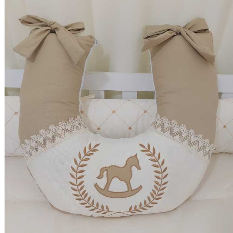 ALMOFADA AMAMENTAÇÃO PALHA LATERAL EM BEGE DETALHE GRIPIER PALHA LAÇOS BEGE - BORDADO CAVALINHO BEGE