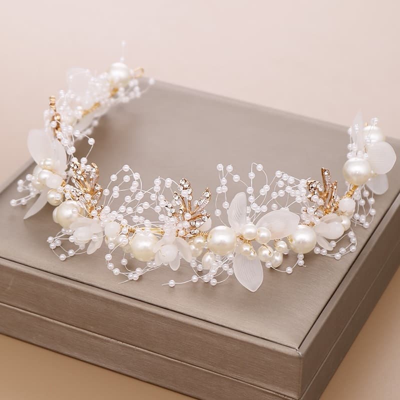 Tiara Daminha de Honra Florista Coroa de Flores e Perolas Arranjo Enfeite Cabelo Batizado Dourado e Branco