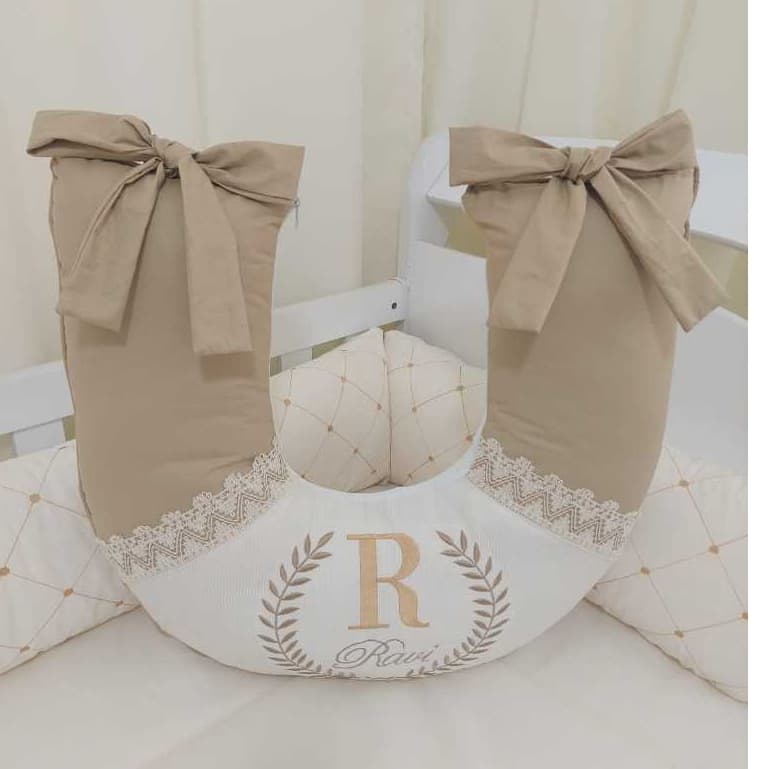 ALMOFADA AMAMENTAÇÃO PERSONALIZADA PALHA COM LATERAL E TIRA BEGE COM GRIPIER - BRASÃO - LUXO