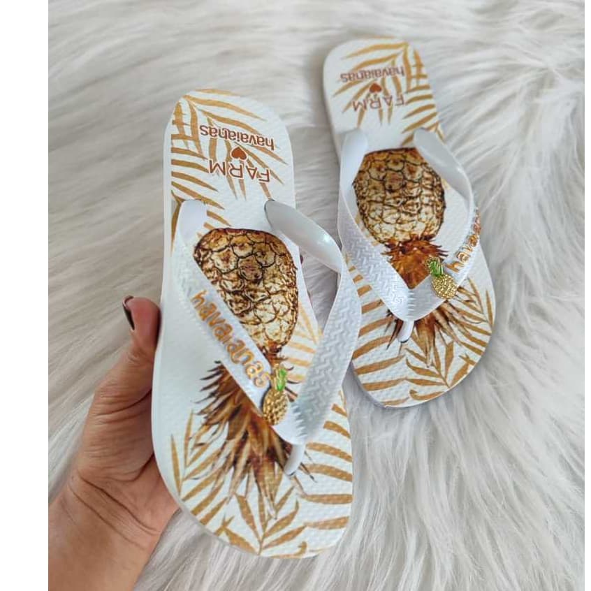 Chinelo Personalizado Praia Abacaxi Branco | Correia Macia + Pingente Charmoso