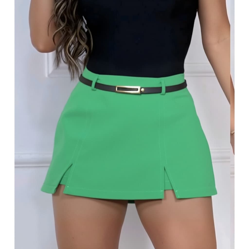 Short saia alfaiataria com cinto de couro