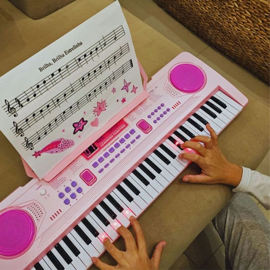 Teclado Musical Infantil Rosa Luminoso Com Microfone Partitura Recarregável