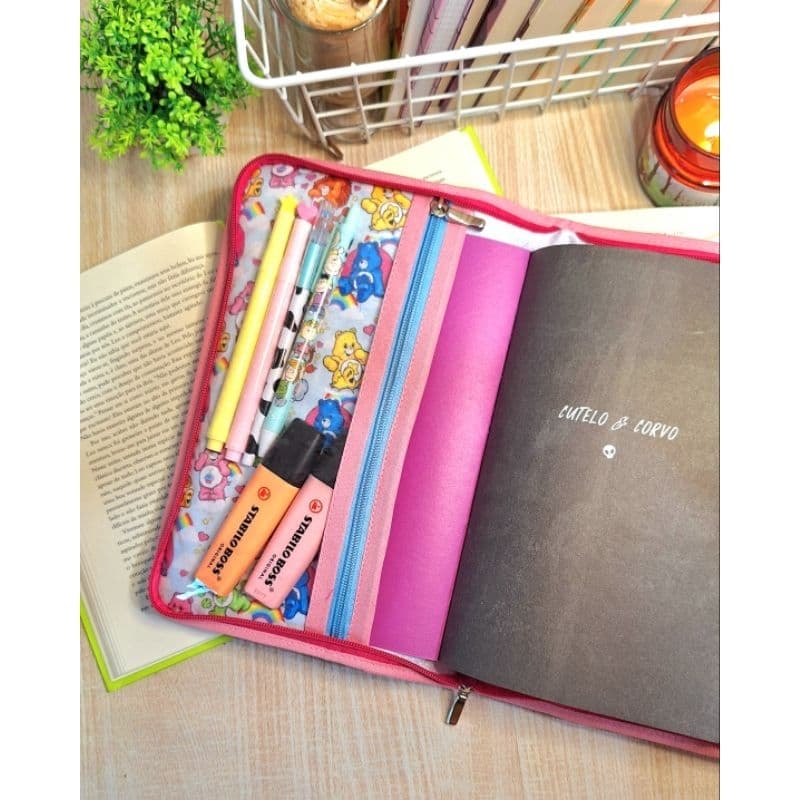 Capa Para Livros Com Estojo E Bolso Embutidos - Fechamendo Por Zíper- Estampas Variadas