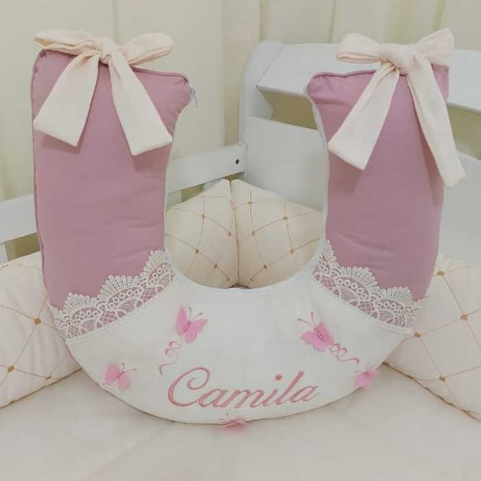 ALMOFADA DE AMAMENTAÇÃO PALHA/COM ROSÊ GRIPIER E BORBOLETAS PERSONALIZAMOS COM NOME DO SEU BEBÊ LUXO