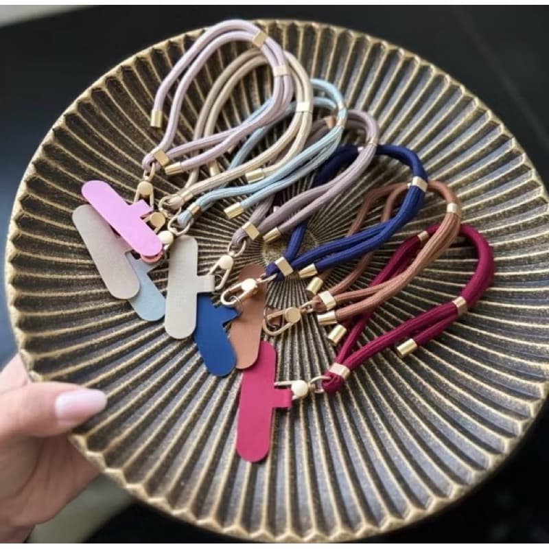 Alça de Pulso Colorida para Celular com Pingente Metálico