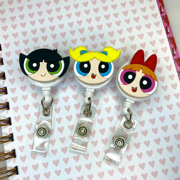 Porta Crachá Retrátil Personalizados Temático Meninas Super Poderosas Lindinha Florzinha Docinho