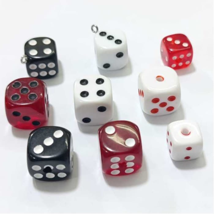 ENTREMEIOS E PINGENTES DE DADO