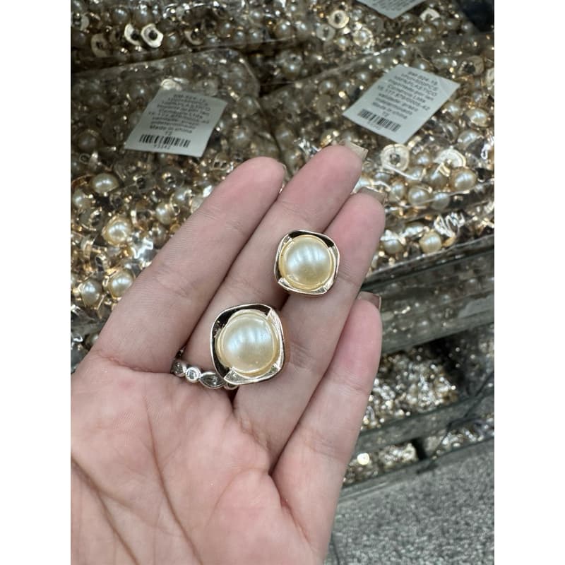 Botão Pérola Envolto em Dourado – Elegante e Sofisticado (50 peças)