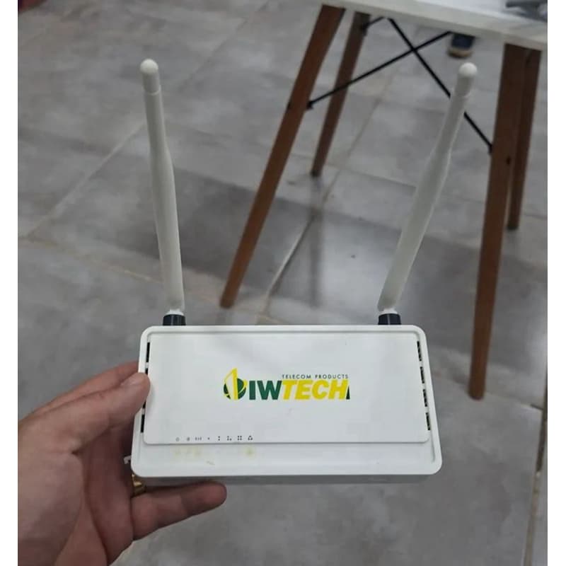 Roteador OiwTech 2442 usado com fonte.