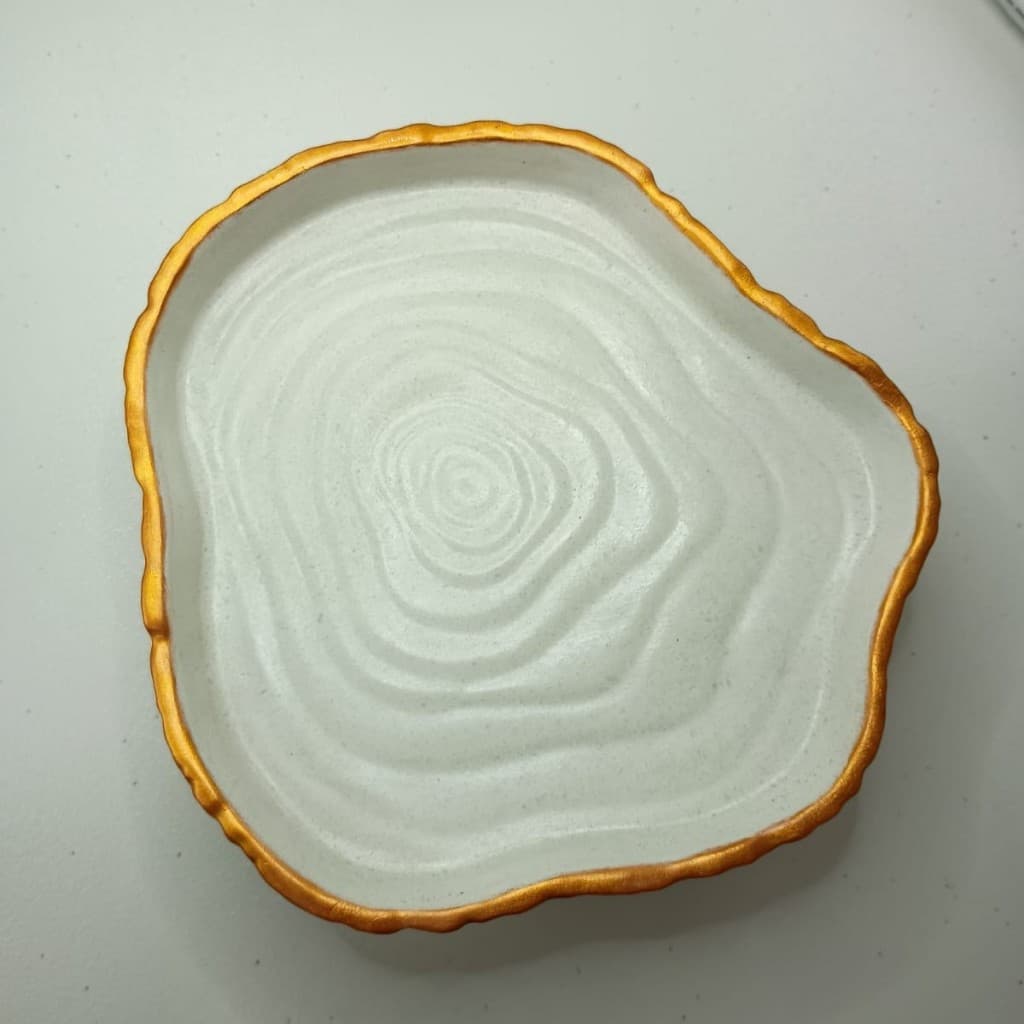 Bandeja decorativa branca dourada em concreto formato de tronco de árvore para ambientes TRONCO