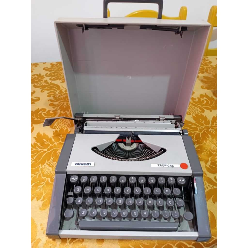 Máquina de escrever antiga Olivetti Tropical
