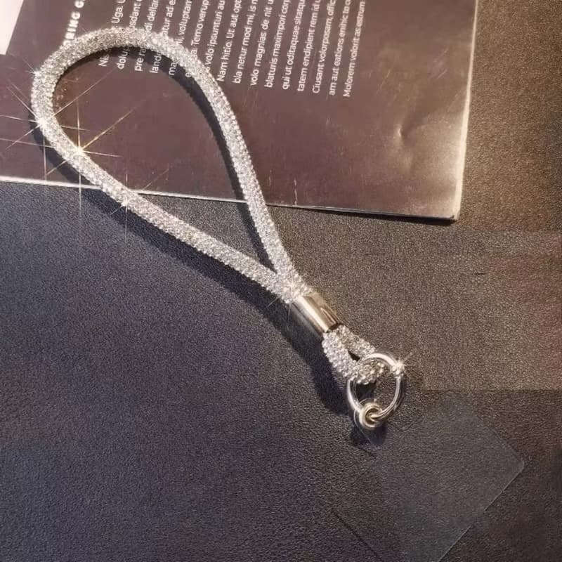 ✨ Alça de Strass De Mão Universal p/ Celular – Elegância, Segurança e Brilho no Seu Dia ✨