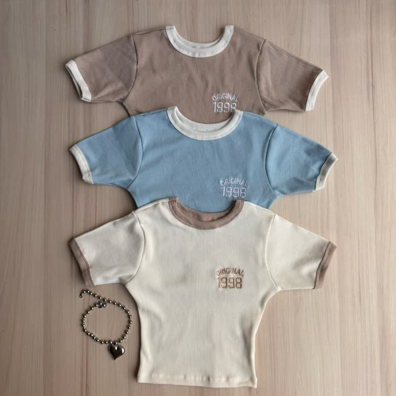 Kit 3 Cropped Manga Curta Canelado Bordado Baby Tee Cores Pastel Gola Redonda Blusinha Feminina Ribana Canelada Babylook