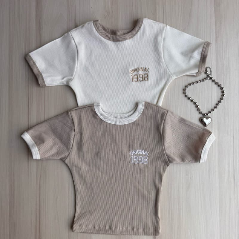 Kit 2 Cropped Manga Curta Canelado Bordado Baby Tee Gola Redonda Ribana Canelada Cores Pastel Feminina Verão Blusinha