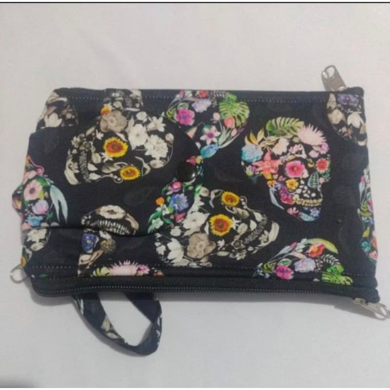 Maxi Carteira Feminina possui 4 bolsos.