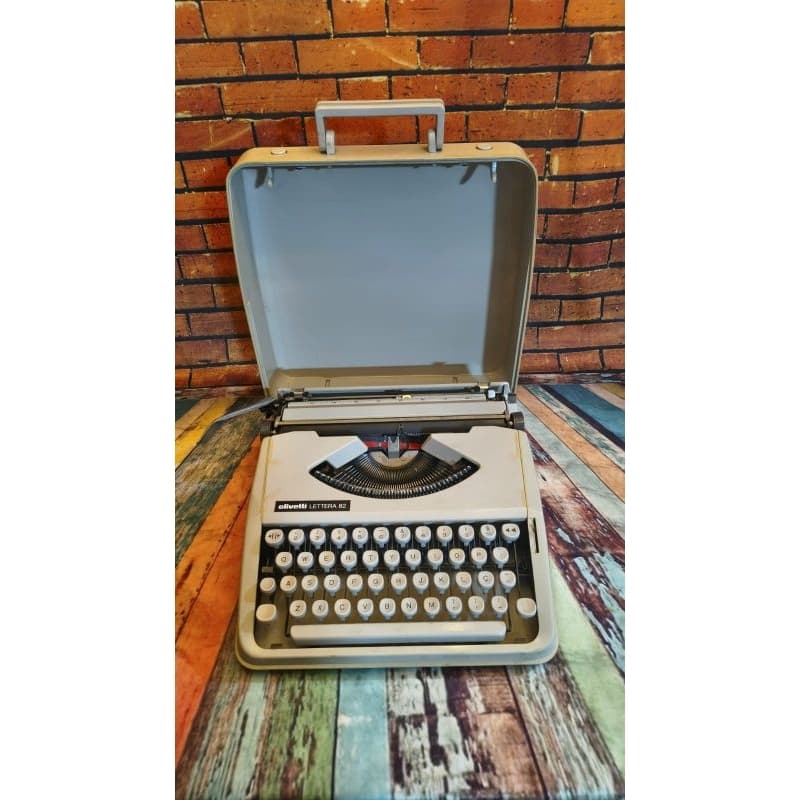 Máquina de Escrever Olivetti Lettera 82 Branca