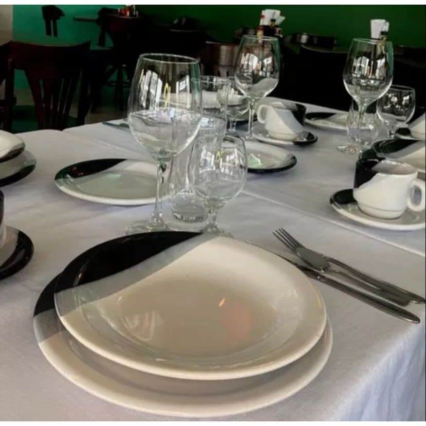 Aparelho de jantar 10 peças em cerâmica. Prato raso, fundo, sobremesa, pires e xicaras