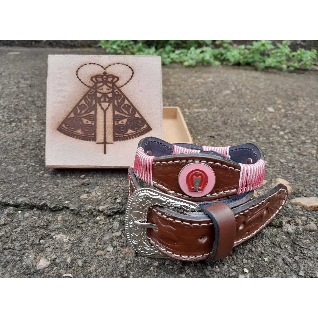 Kit Cinto Infantil Feminino em Couro Legítimo Trançado Artesanalmente Rosa com Fivelinha Country e Caixinha Personalizada