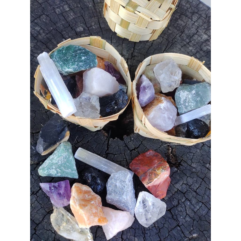 Cesto de Pedras Brutas 400g são 11 pedras brutas: Ametista, Calcita Laranja, Citrino, Cristal, Jaspe Vermelho, Quartzo Azul Verde Rosa, Ônix, Selenita, Turmalina Negra