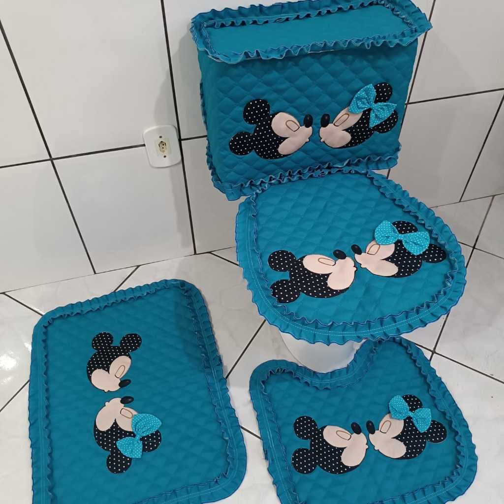 Jogo de banheiro tipo Minnie e Mickey apaixonados com capa pra caixa acoplada kit tapetes 4 peças