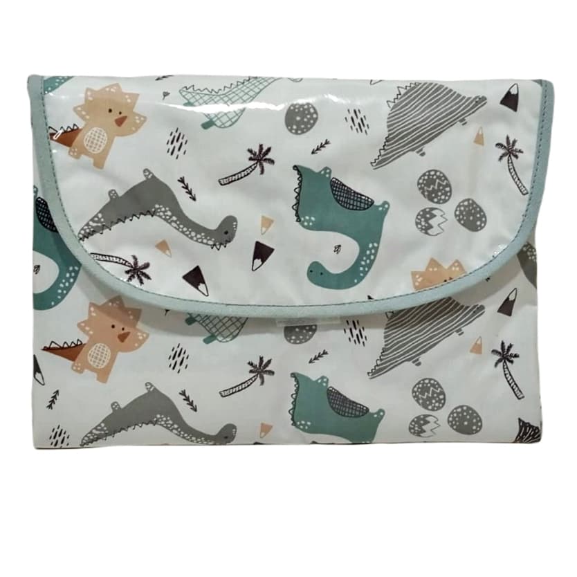 Trocador De Fraldas Portátil Plastificado Tecido Dinossauro Metragem 70 cm x 50 cm P/ levar na Bolsa