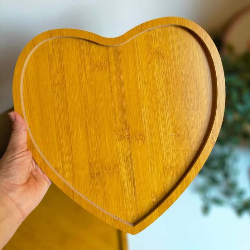 Tábua de Servir Coração tipo Bambu MDF Mesa Posta Frios Petiscos Café Chá Presente Decoração Rústica Petisqueira