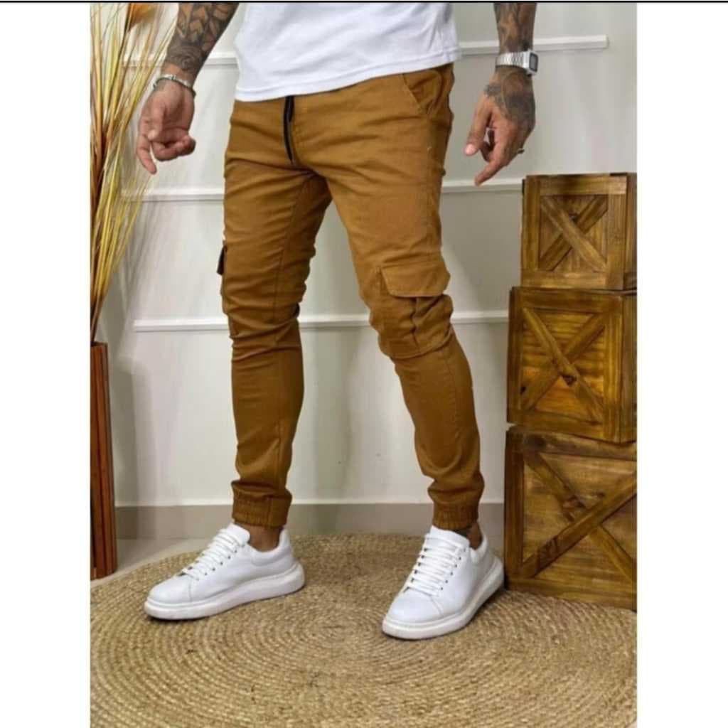 Calça Jogger Cargo Masculina com Elástico Sarja e Bolso Lateral