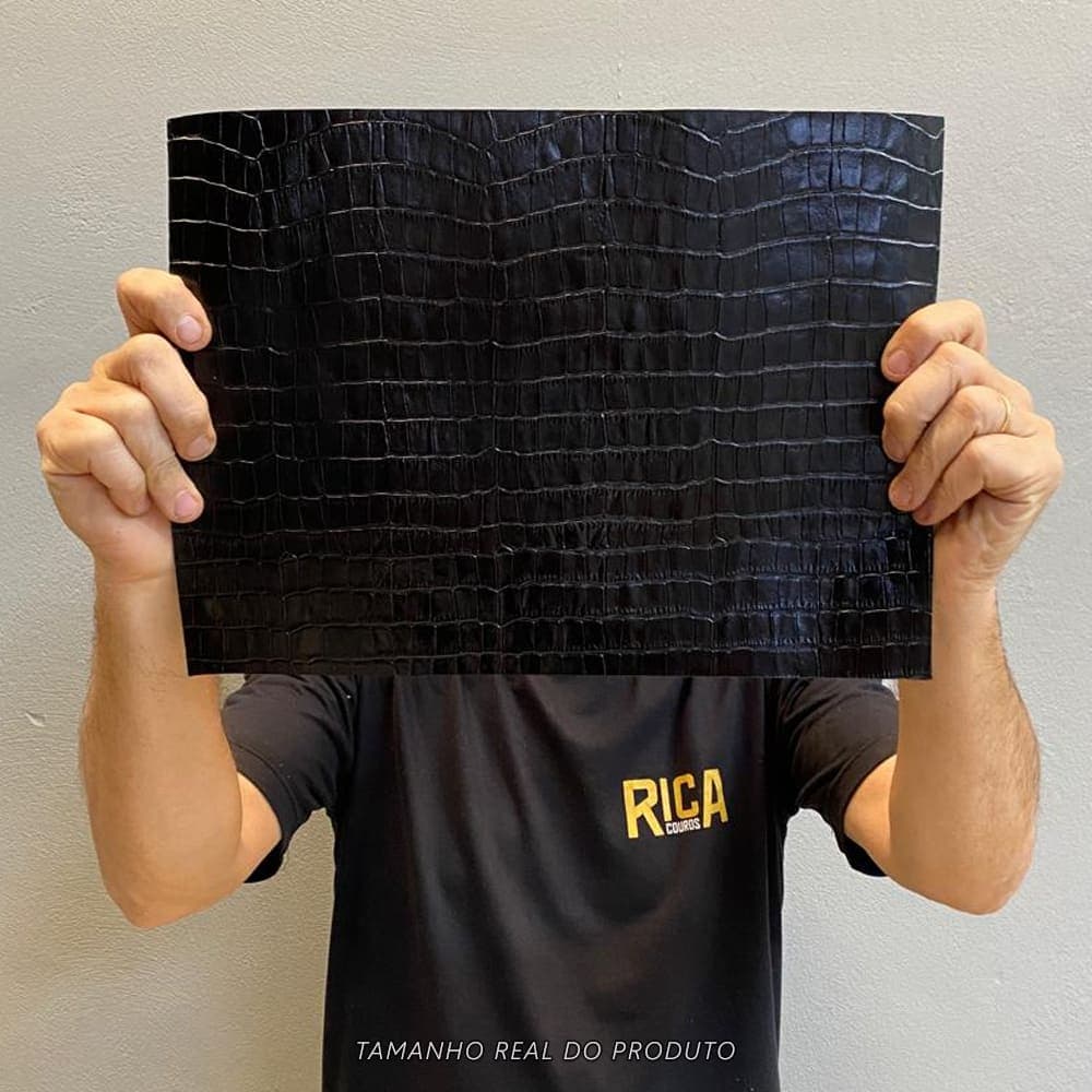 Painel de Couro Genuíno Croco 25x35cm - Retalho 10/12L - Textura Estampada Luxo - Placa Tipo Croco - Cor: Preto
