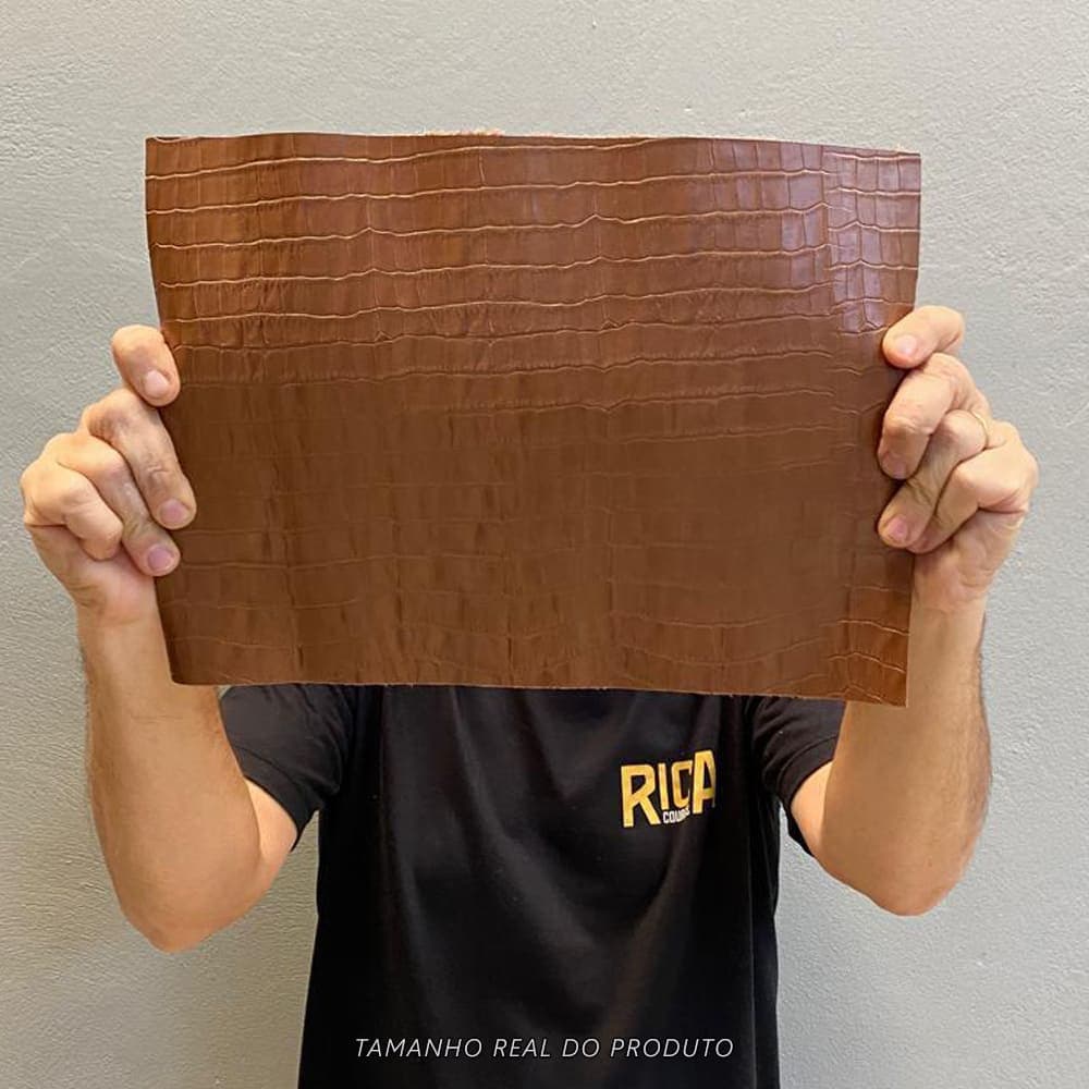 Painel de Couro Legítimo Croco 25x35cm - Retalho 10/12L - Textura Estampada Luxo - Placa Tipo Croco - Cor: Caramelo