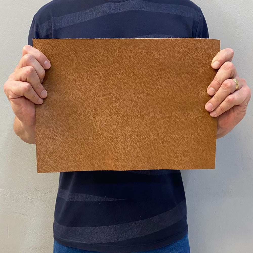 Painel de Couro Genuíno Tipo Floater 25x35cm Placa - Retalho - Textura Encorpada 14/16 Linhas - Cor: Camel