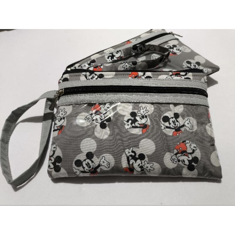 Carteira porta celular com visor transparente.