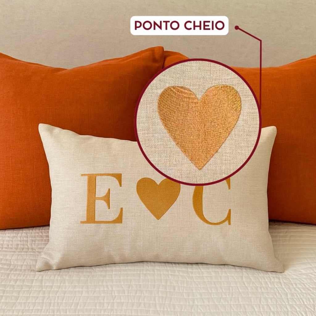 Capa Almofada Baguete Bordada 35x49cm Decoração Iniciais Letras Casal Coração
