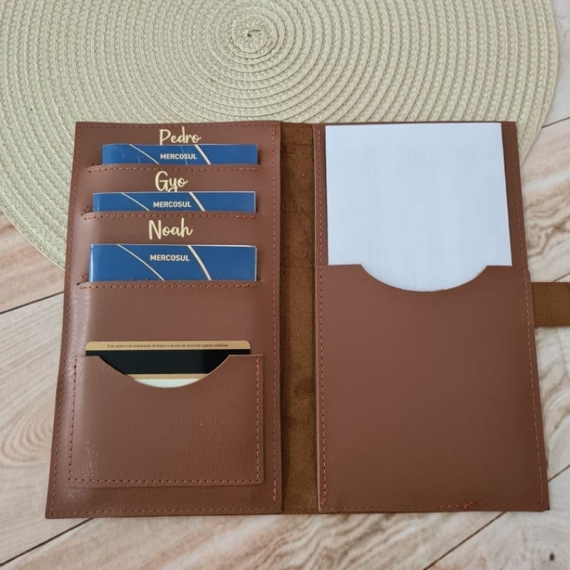 Capa Porta Passaporte Família para 3 passaportes - Personalizado com nomes ou iniciais.