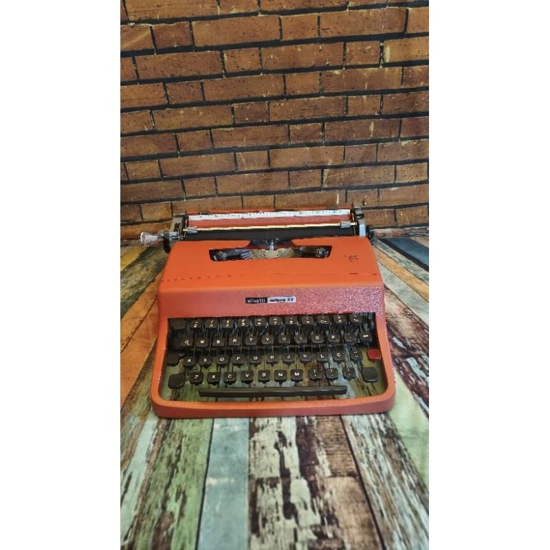 Máquina de escrever Olivetti Lettera 32 Vermelha
