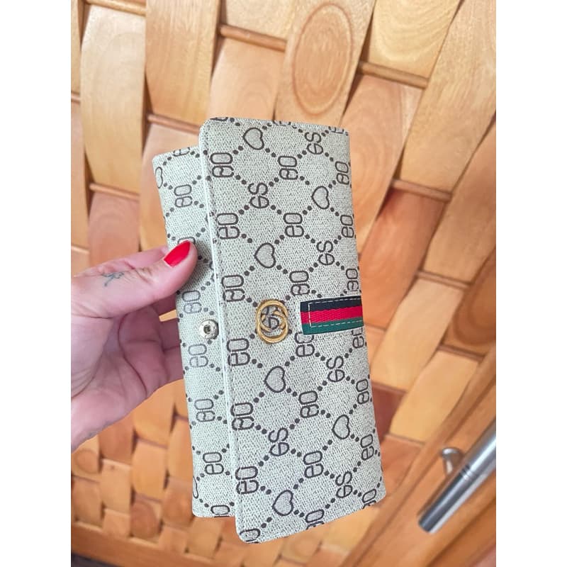 carteira com pouco uso, com várias divisórias