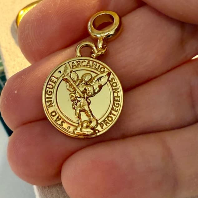 Medalha Banho Ouro São Miguel Arcanjo Acabamento em Verniz Italiano